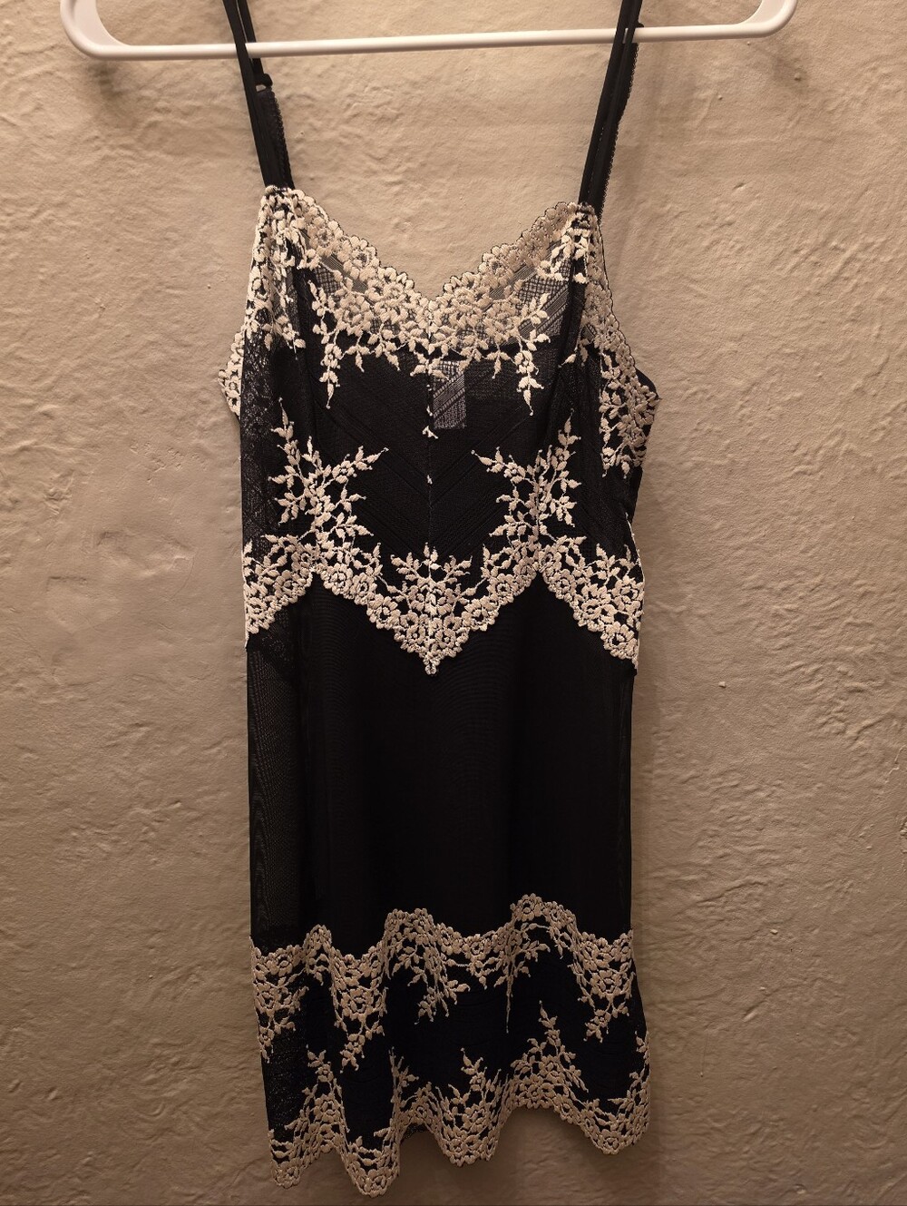 Wacoal Embrace Lace Black Cream Embroidered Mesh Chemise Slip Nightgown